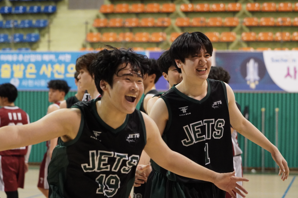 The+Jets+high+school+boys%E2%80%99+basketball+team+visited+the+Gyeongnam+Samcheonpo+gym+for+the+SKAC+Finals+hosted+by+Gyeongnam+International+Foreign+School+%28GIFS%29+on+Feb.+28.+Seven+varsity+and+JV+teams+crashed+down+for+an+intense+day+of+competition%3A+DIS%2C+GIFS%2C+Busan+Foreign+School+%28BFS%29%2C+International+School+of+Busan+%28ISB%29%2C+Handong+International+School+%28HIS%29%2C+Atherton+International+School+%28AIS%29%2C+and+Global+Prodigy+Academy+%28GPA%29.